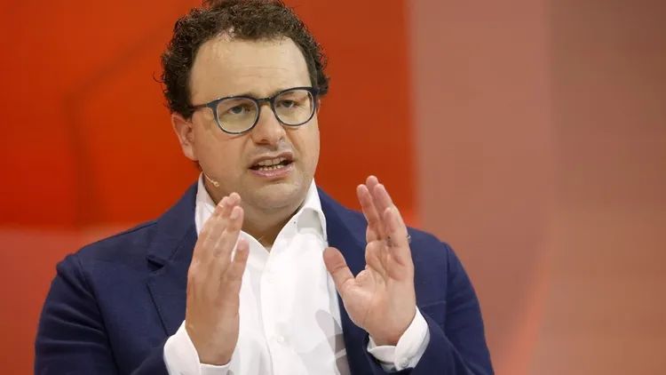 图源:Chesnot | Getty Images Anthropic放大招:AI能像人一样操作电脑,你旁边看着就行